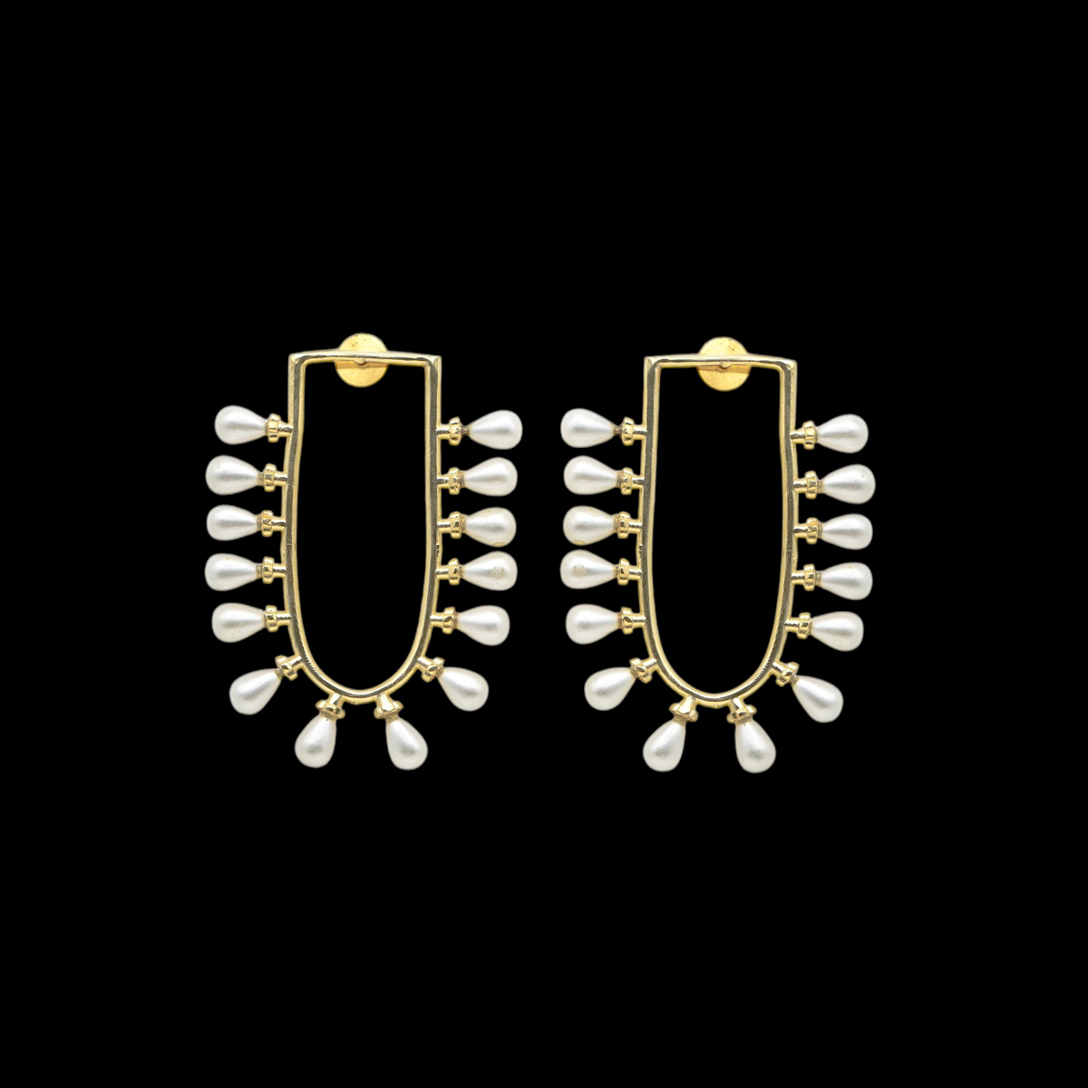 Set of u-shaped pearl earrings