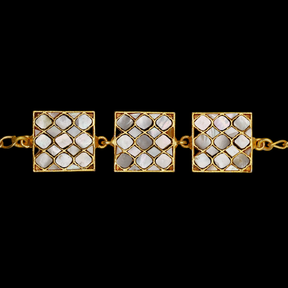 Gold bracelet with mother of pearls
