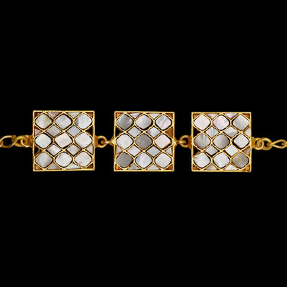 Gold bracelet with mother of pearls