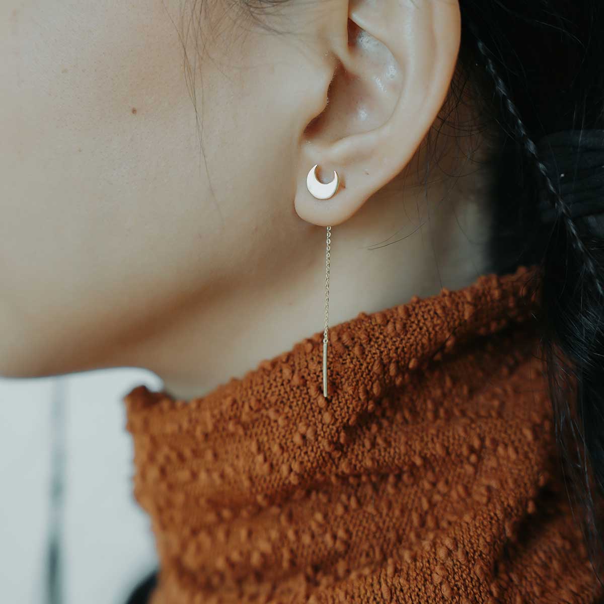 Woman wearing a threader earring in 925 silver crescent shaped